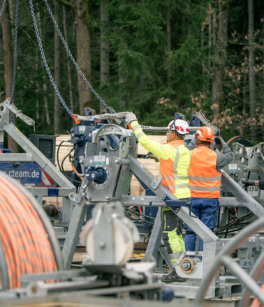 Cteam : installation de câbles fibre optique en milieu forestier. Cteam : installation de câbles fibre optique en milieu forestier.