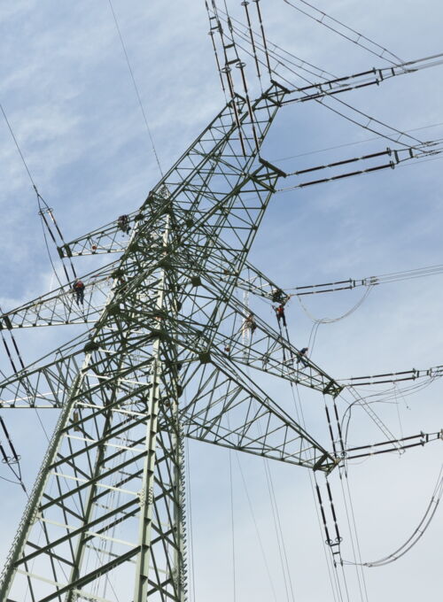 Cteam : Équipe travaillant sur une ligne électrique haute tension pour maintenance et réparation. Cteam : Équipe travaillant sur une ligne électrique haute tension pour maintenance et réparation.